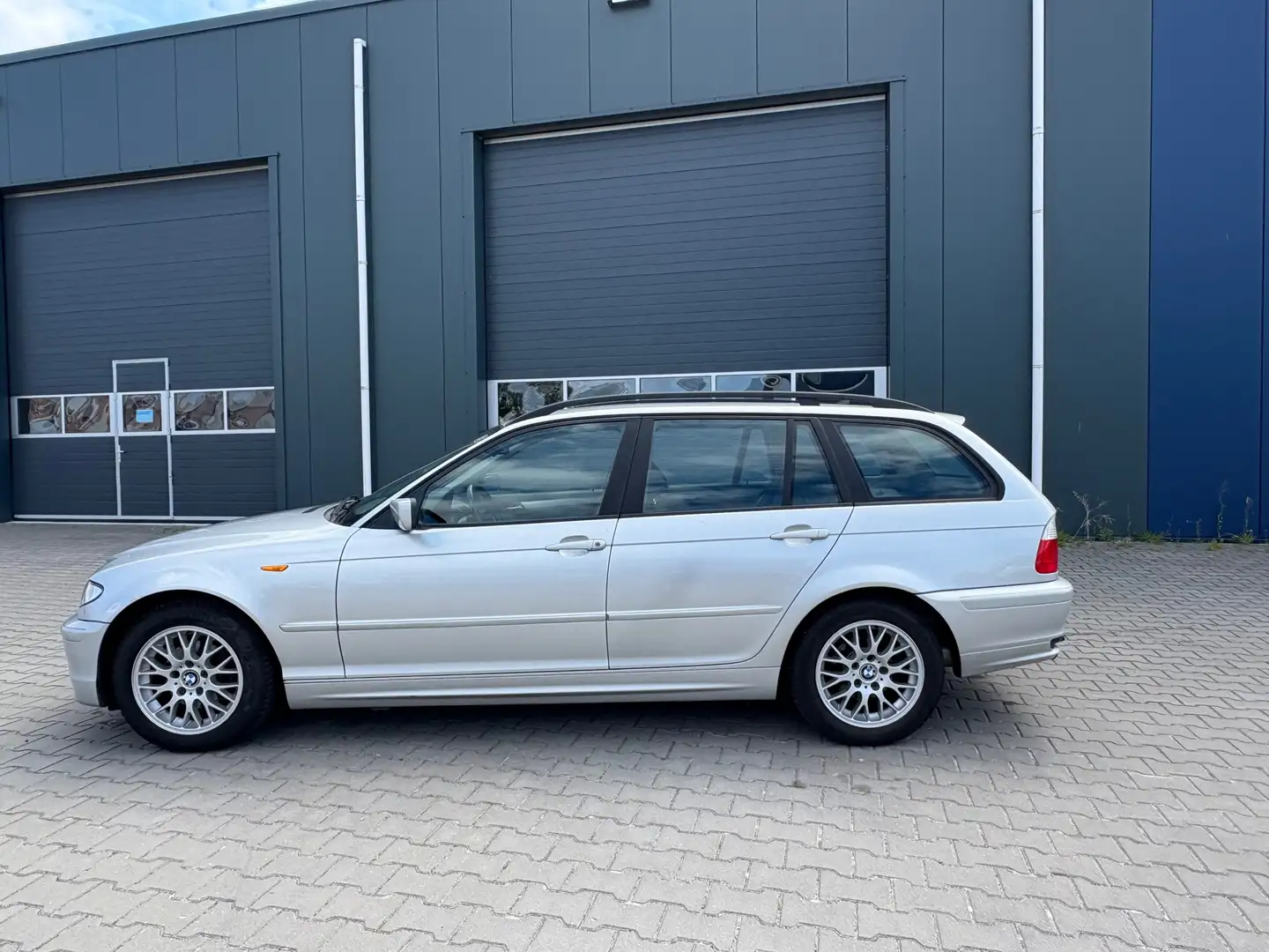 BMW 318 3-serie Touring 318i Executive LEES DE TEXT Grijs - 2