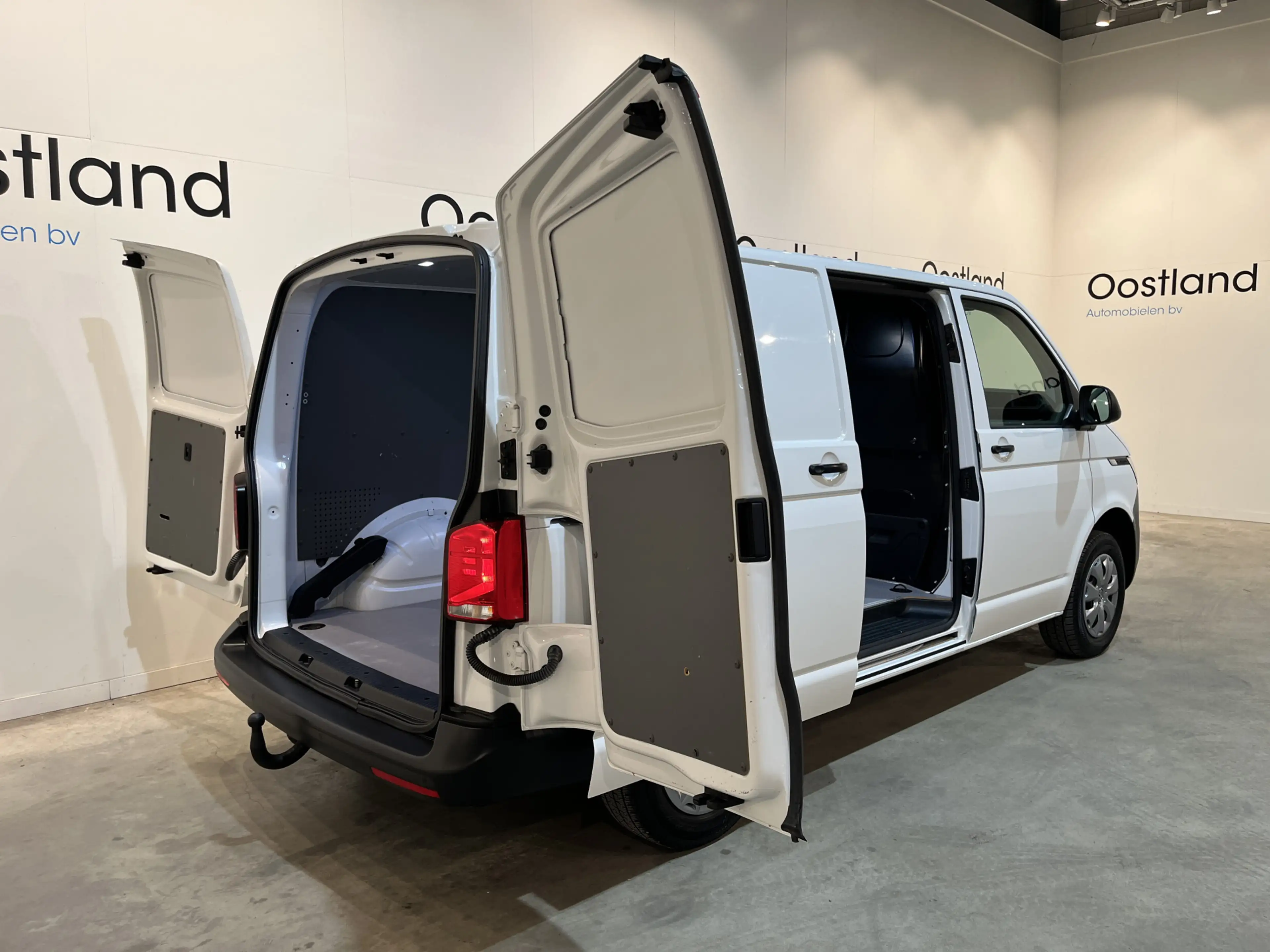 Volkswagen T6.1 Transporter 2.0 TDI L1H1 150 PK Automaat / Euro 6 / Schuifdeur — photo 2