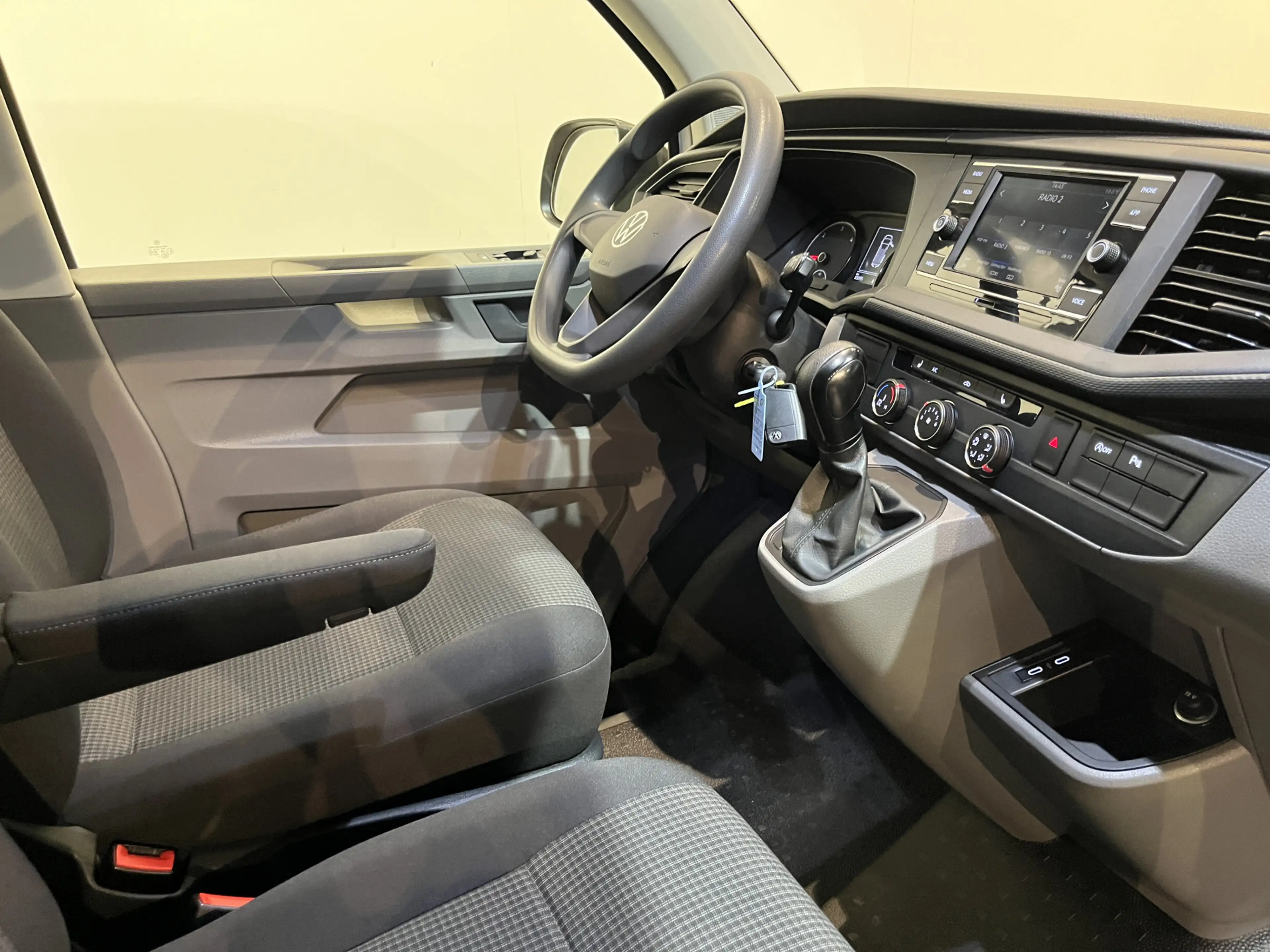 Volkswagen T6.1 Transporter 2.0 TDI L1H1 150 PK Automaat / Euro 6 / Schuifdeur — photo 3