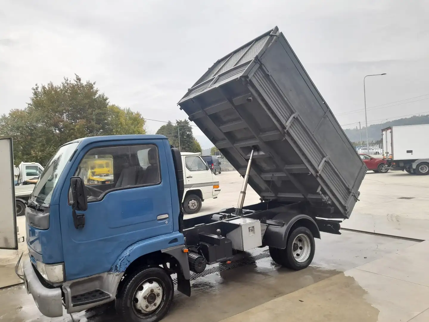 Nissan Cabstar RIBALTABILE CON SOVRASPONDE Blau - 2
