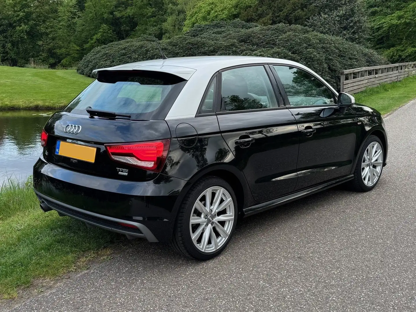 Audi A1 A1 Sportback 1.0 TFSI S-Line Admired 70Kw DSG Zwart - 2