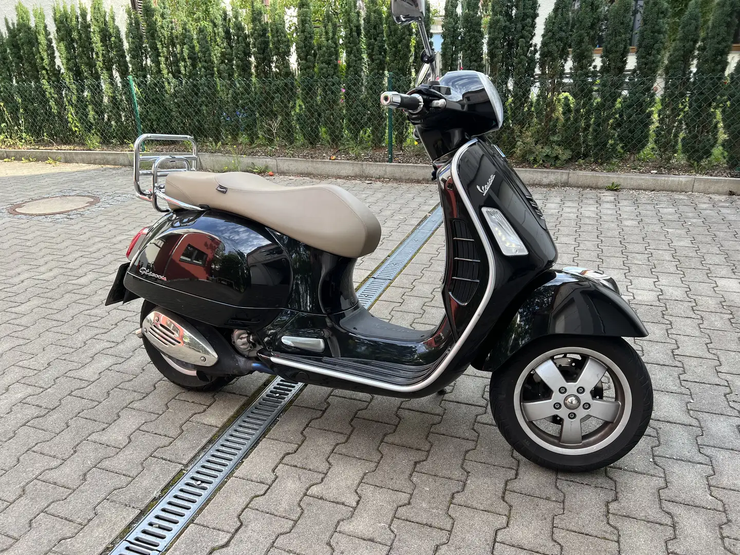Vespa GTS 300 ABS Schwarz Fekete - 1
