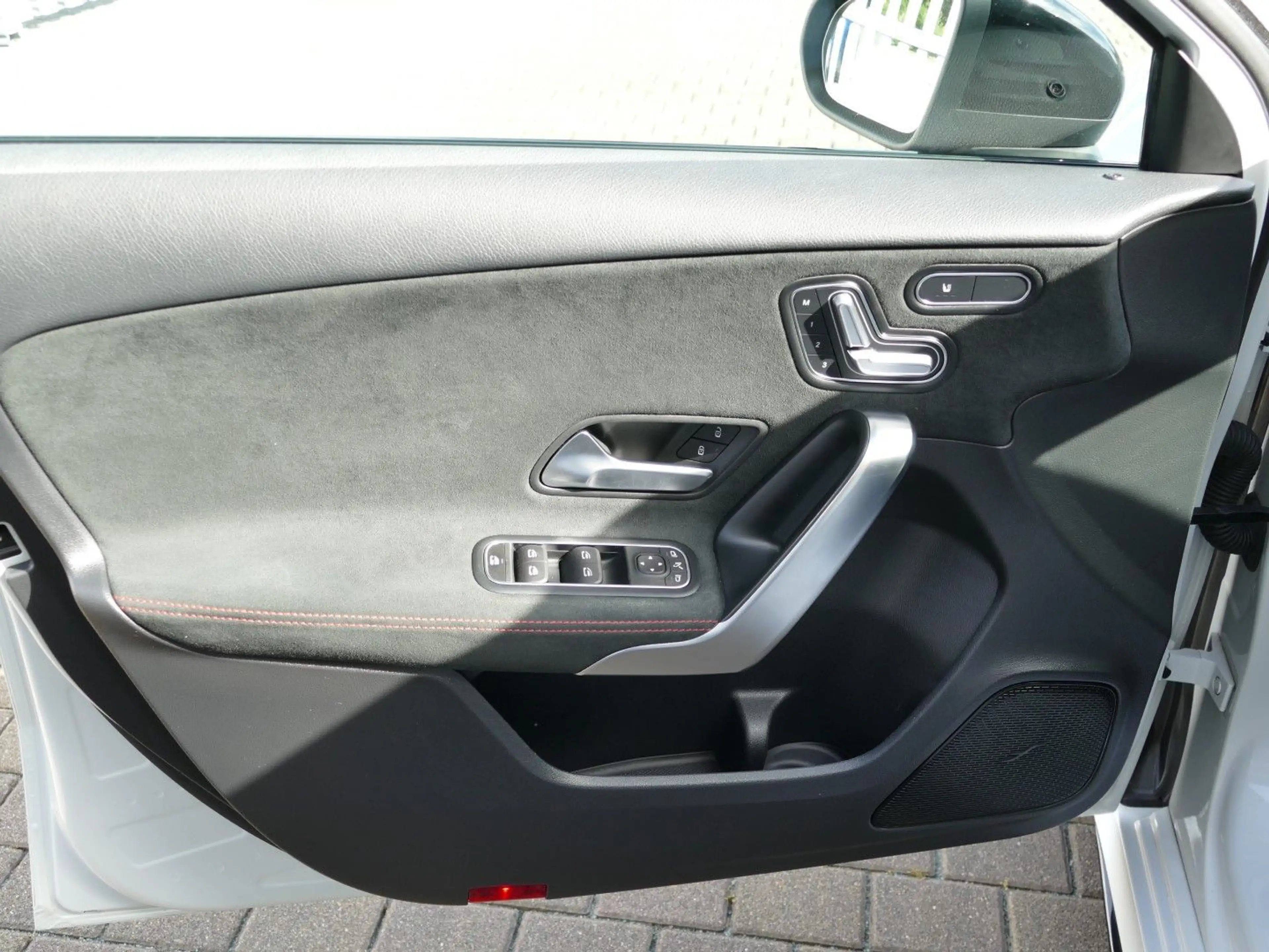Mercedes-Benz A 35 AMG 4 Matic * Panodach+Distronic+LED+19"Alu — photo 9