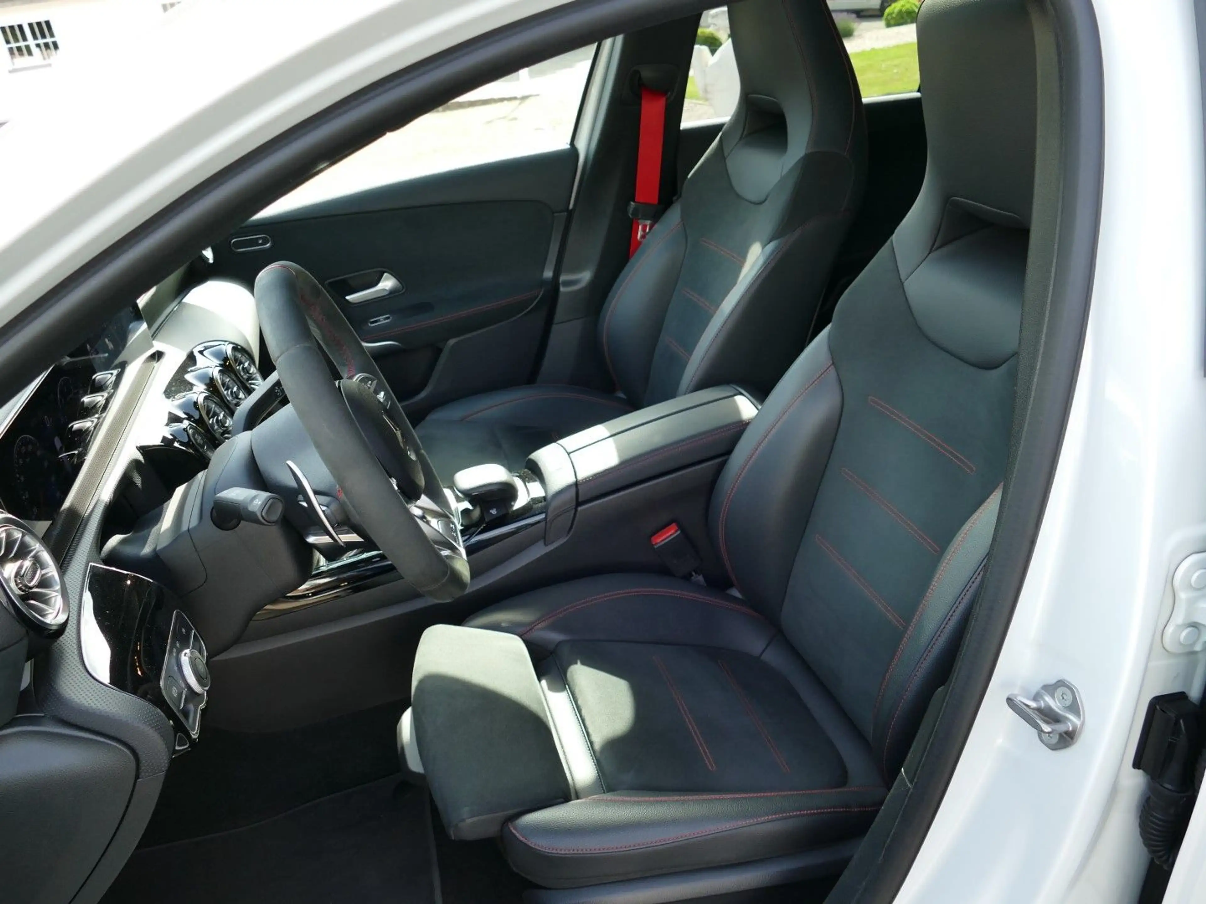 Mercedes-Benz A 35 AMG 4 Matic * Panodach+Distronic+LED+19"Alu — photo 11