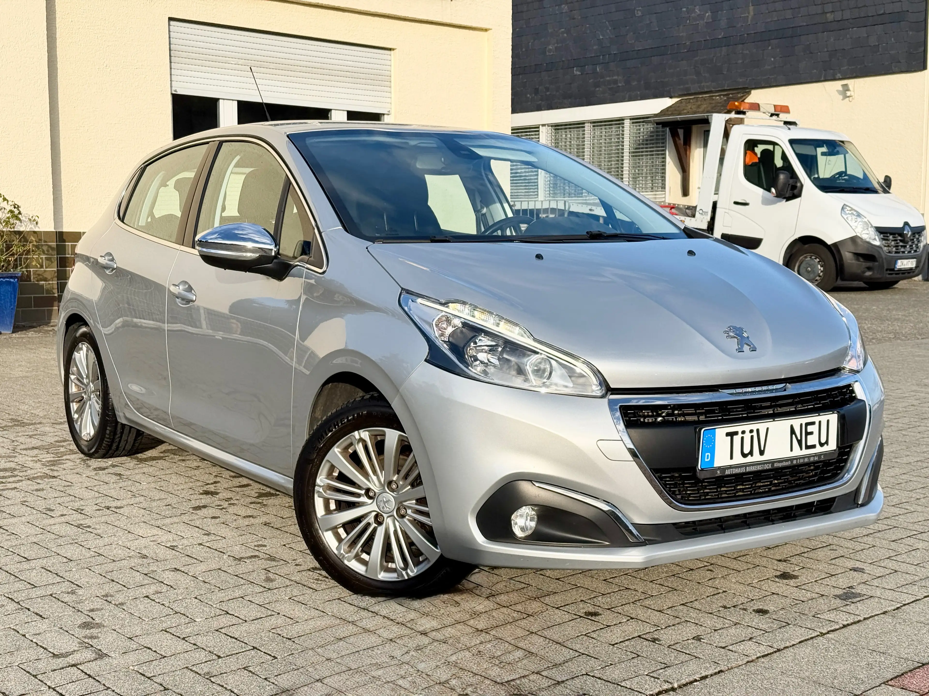 Peugeot 208 Allure*TÜV+Insp Neu*KLIMA*PDC*8 Fachbereift — photo 9