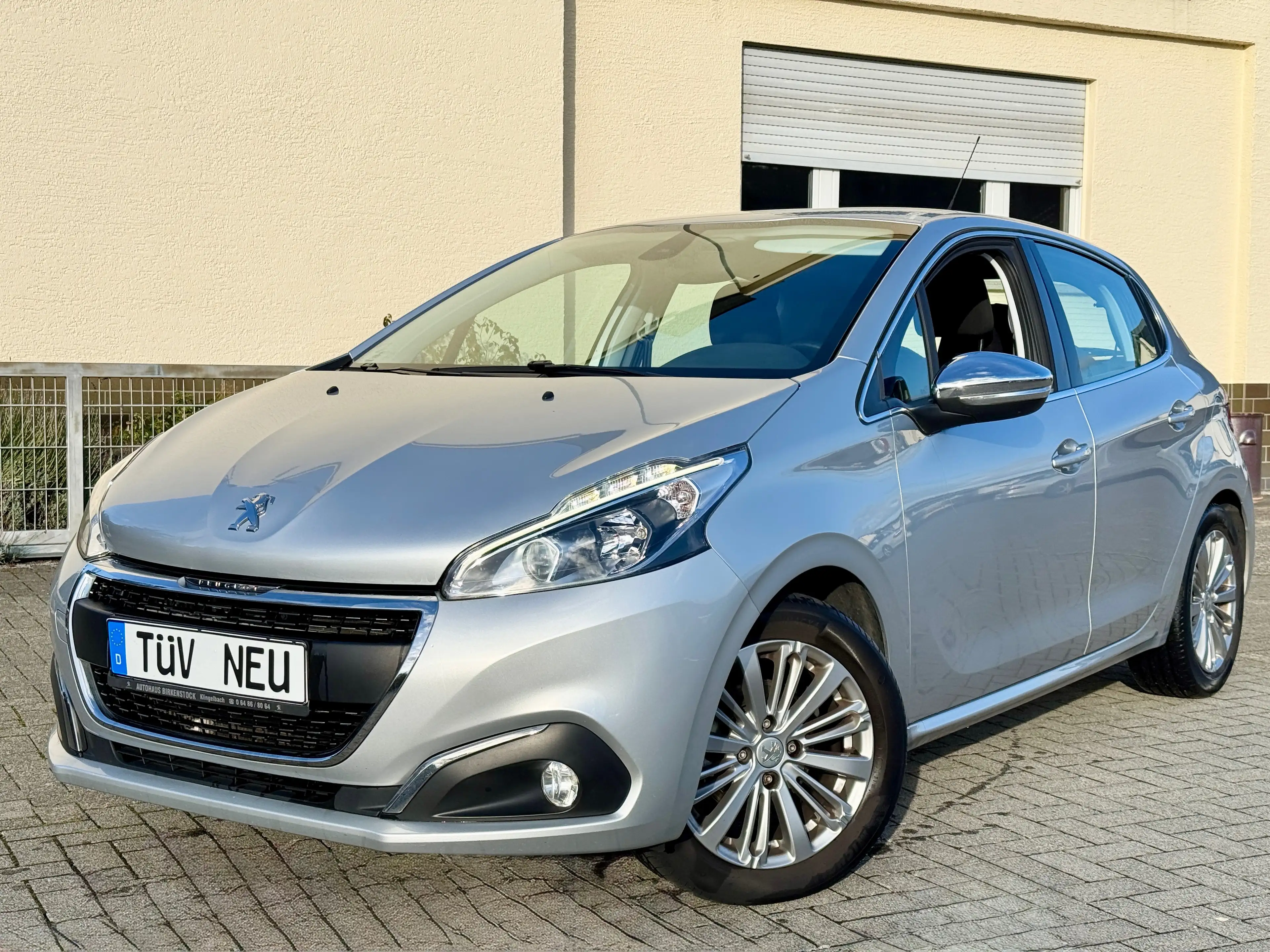 Peugeot 208 Allure*TÜV+Insp Neu*KLIMA*PDC*8 Fachbereift