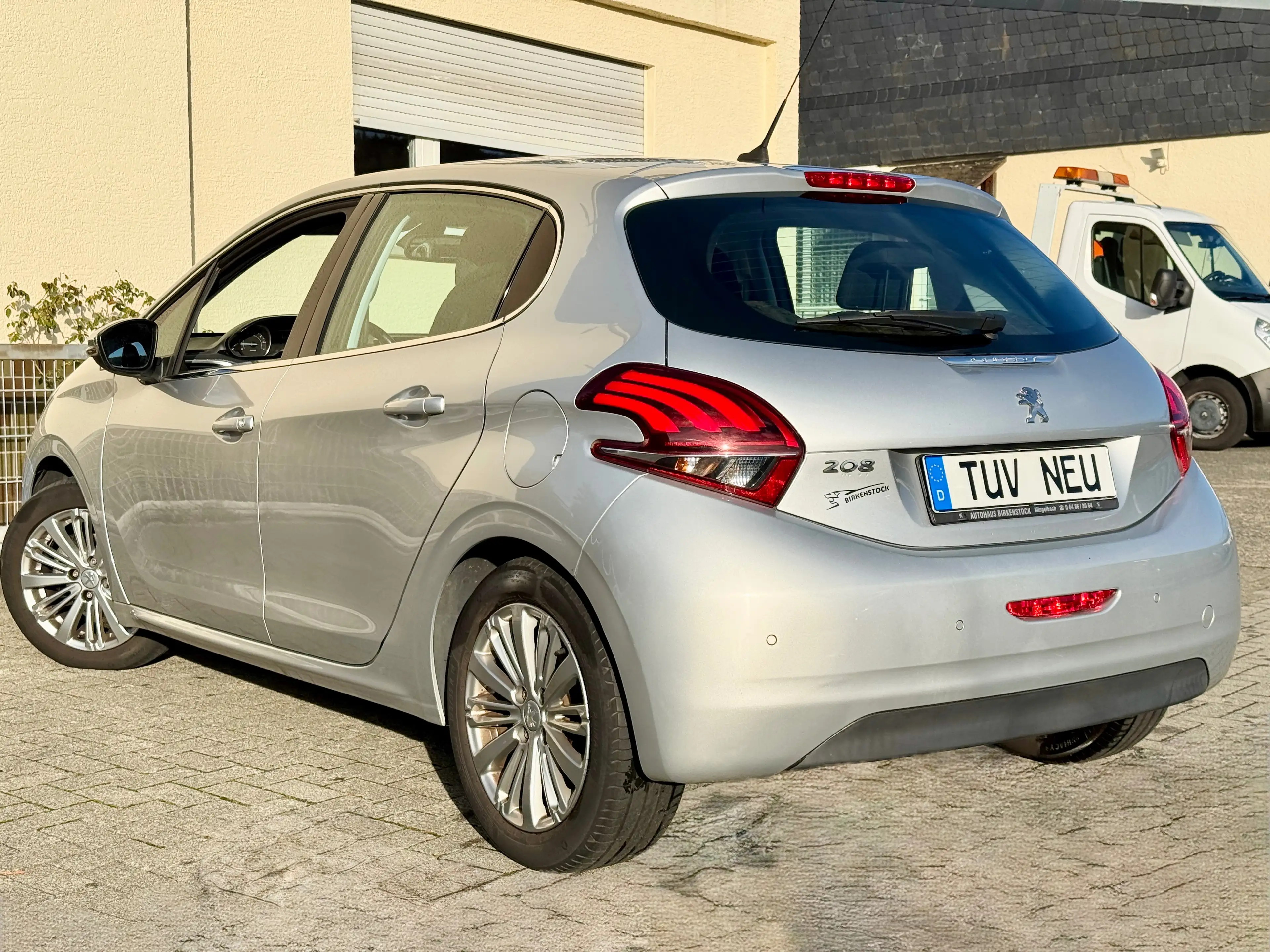 Peugeot 208 Allure*TÜV+Insp Neu*KLIMA*PDC*8 Fachbereift — photo 4