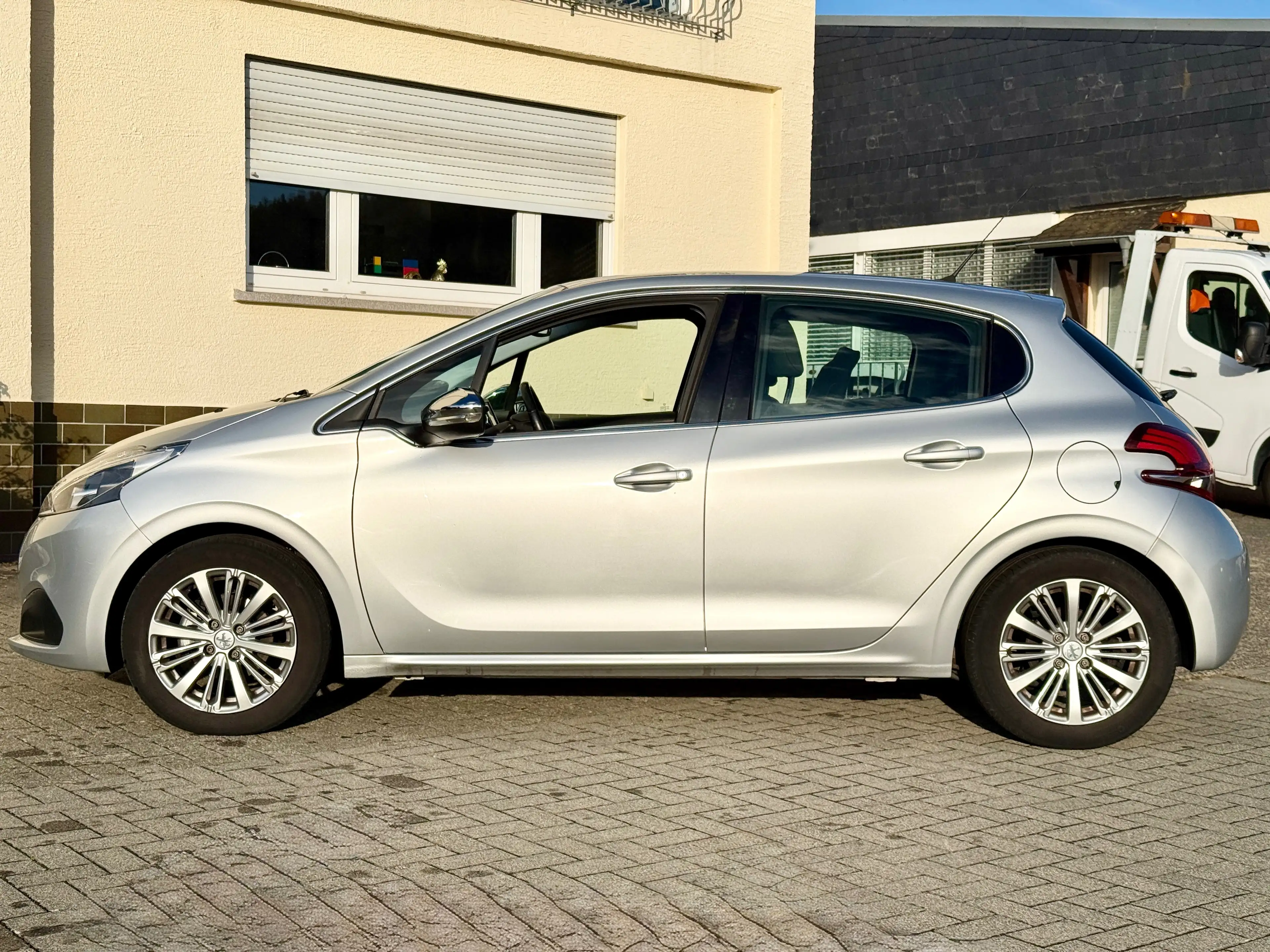 Peugeot 208 Allure*TÜV+Insp Neu*KLIMA*PDC*8 Fachbereift — photo 3