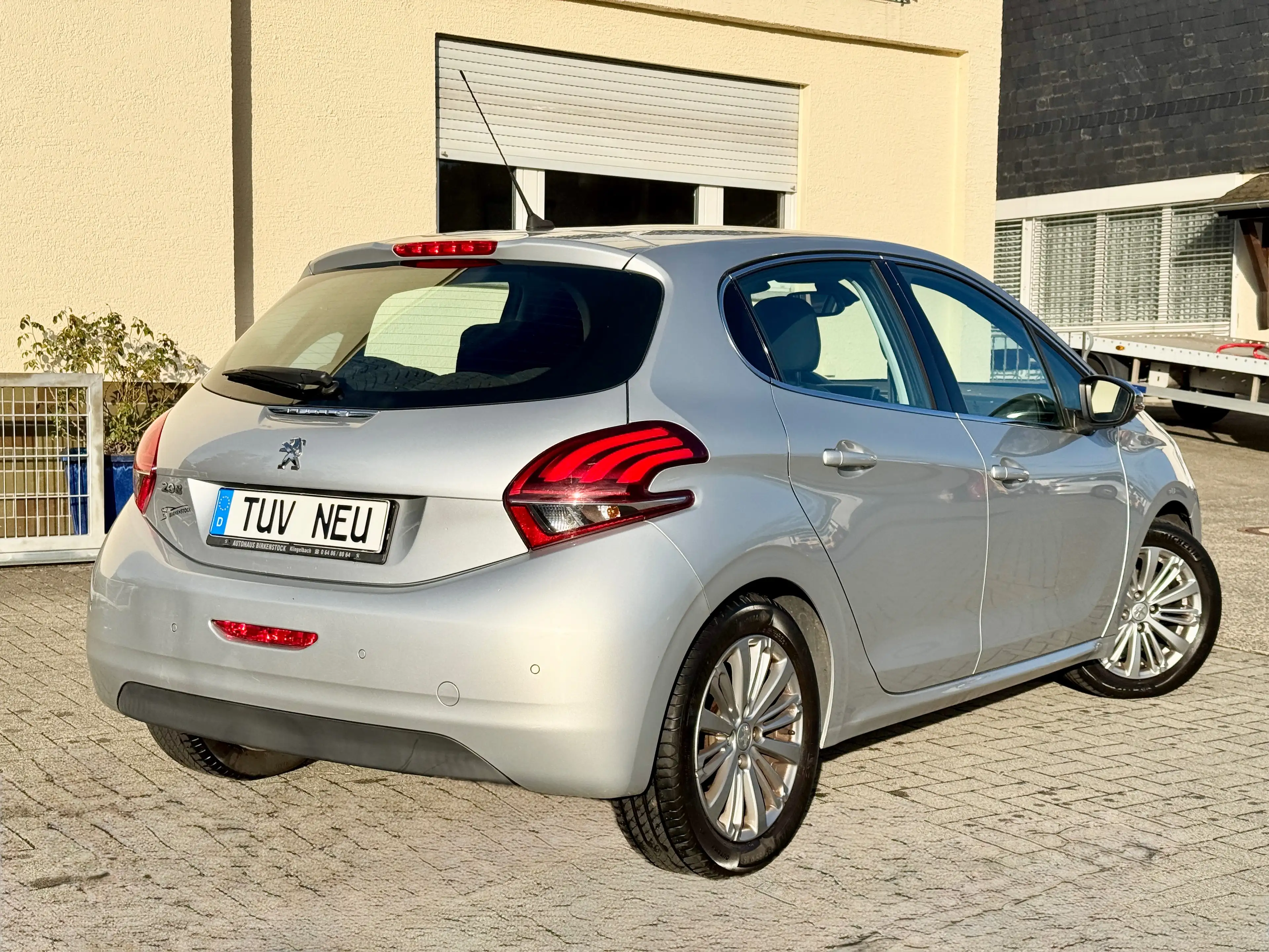 Peugeot 208 Allure*TÜV+Insp Neu*KLIMA*PDC*8 Fachbereift — photo 7