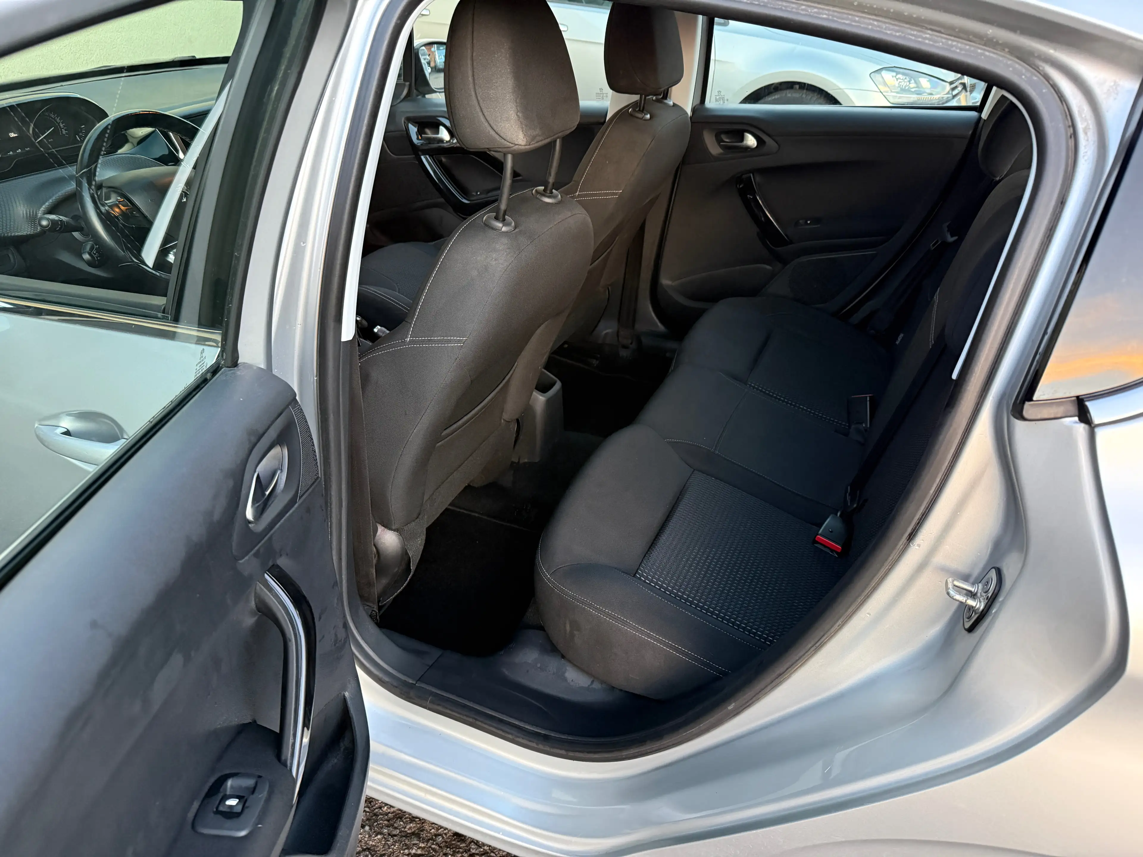 Peugeot 208 Allure*TÜV+Insp Neu*KLIMA*PDC*8 Fachbereift — photo 14