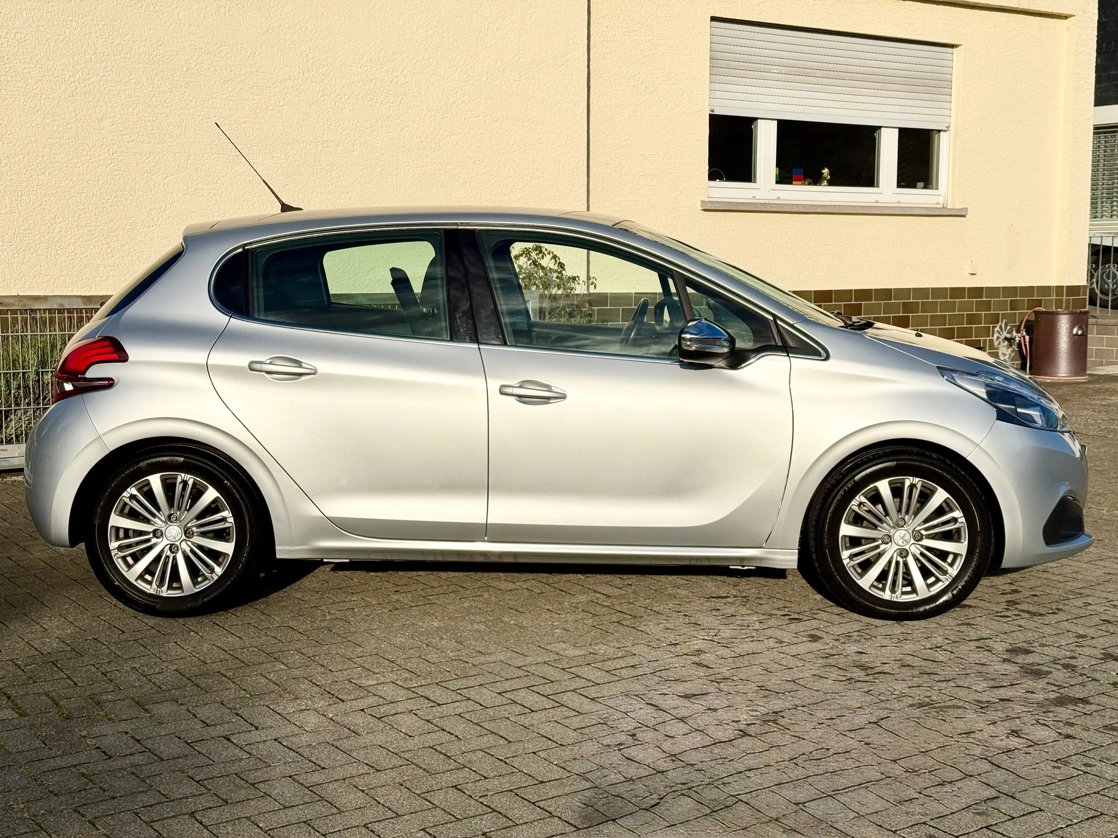 Peugeot 208 Allure*TÜV+Insp Neu*KLIMA*PDC*8 Fachbereift — photo 8