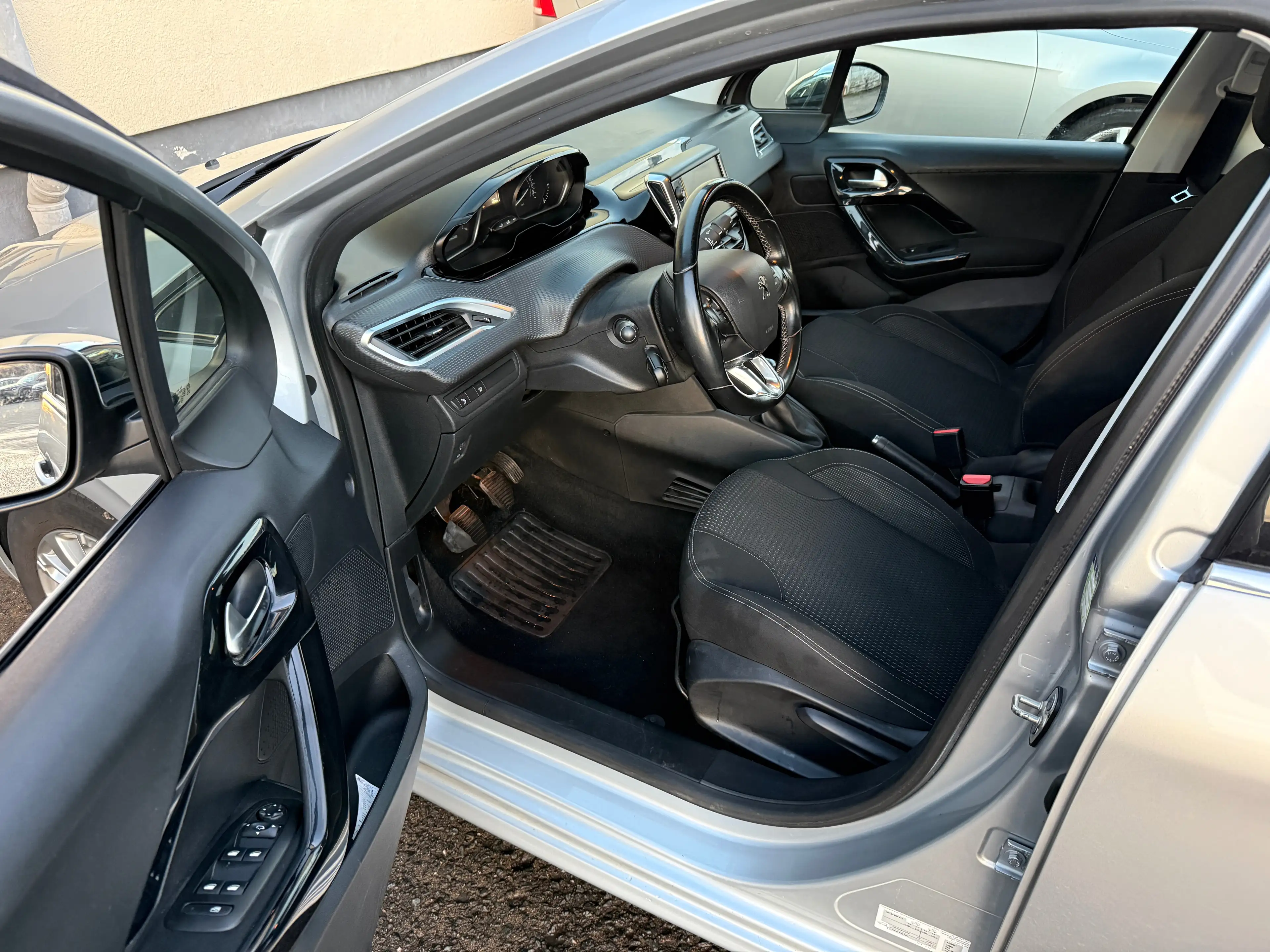 Peugeot 208 Allure*TÜV+Insp Neu*KLIMA*PDC*8 Fachbereift — photo 10