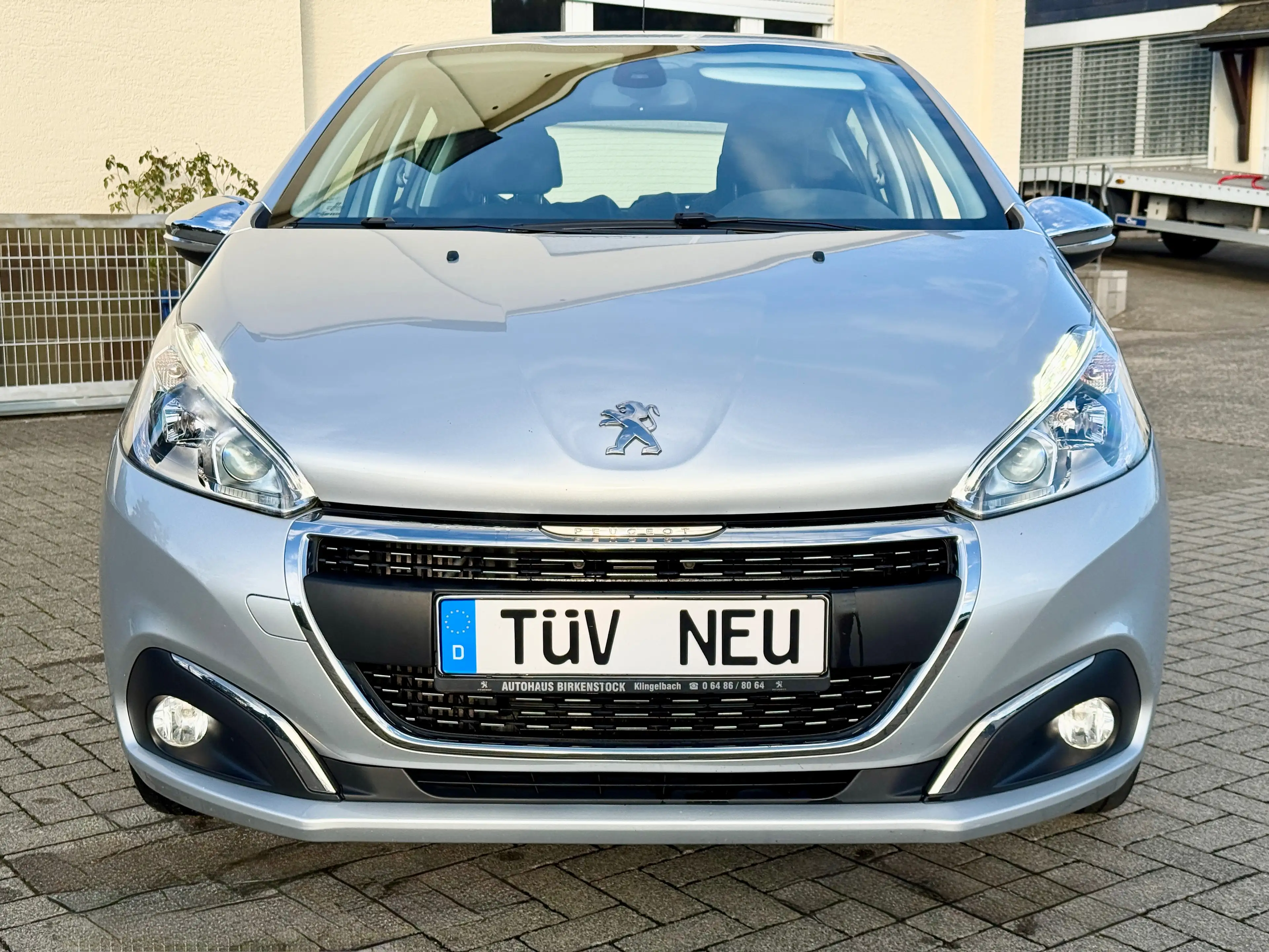 Peugeot 208 Allure*TÜV+Insp Neu*KLIMA*PDC*8 Fachbereift — photo 2