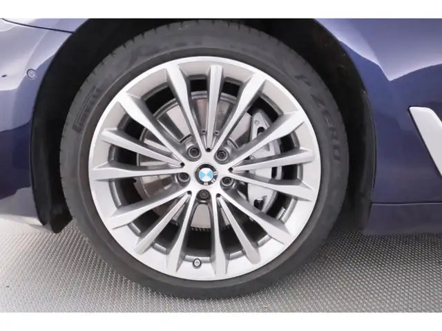 BMW 5 Series view 16