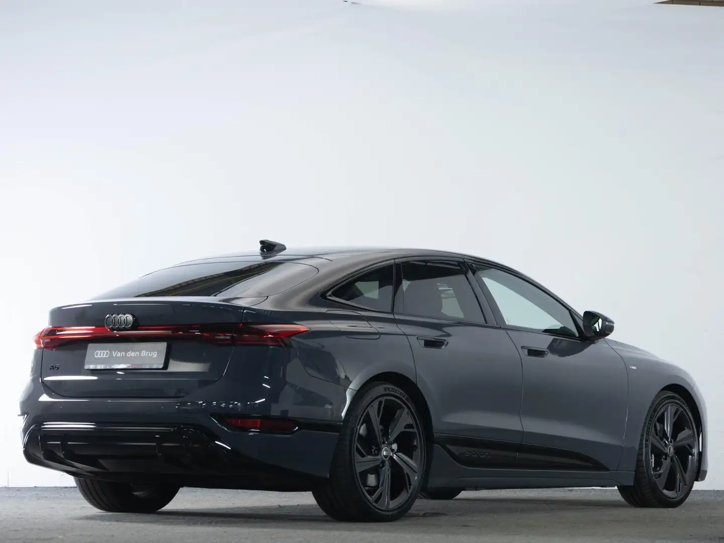 Audi A6 e-tron Sportback S-Line 83 kWh 286 PK | LED Matrix/ Oled Gris - 2