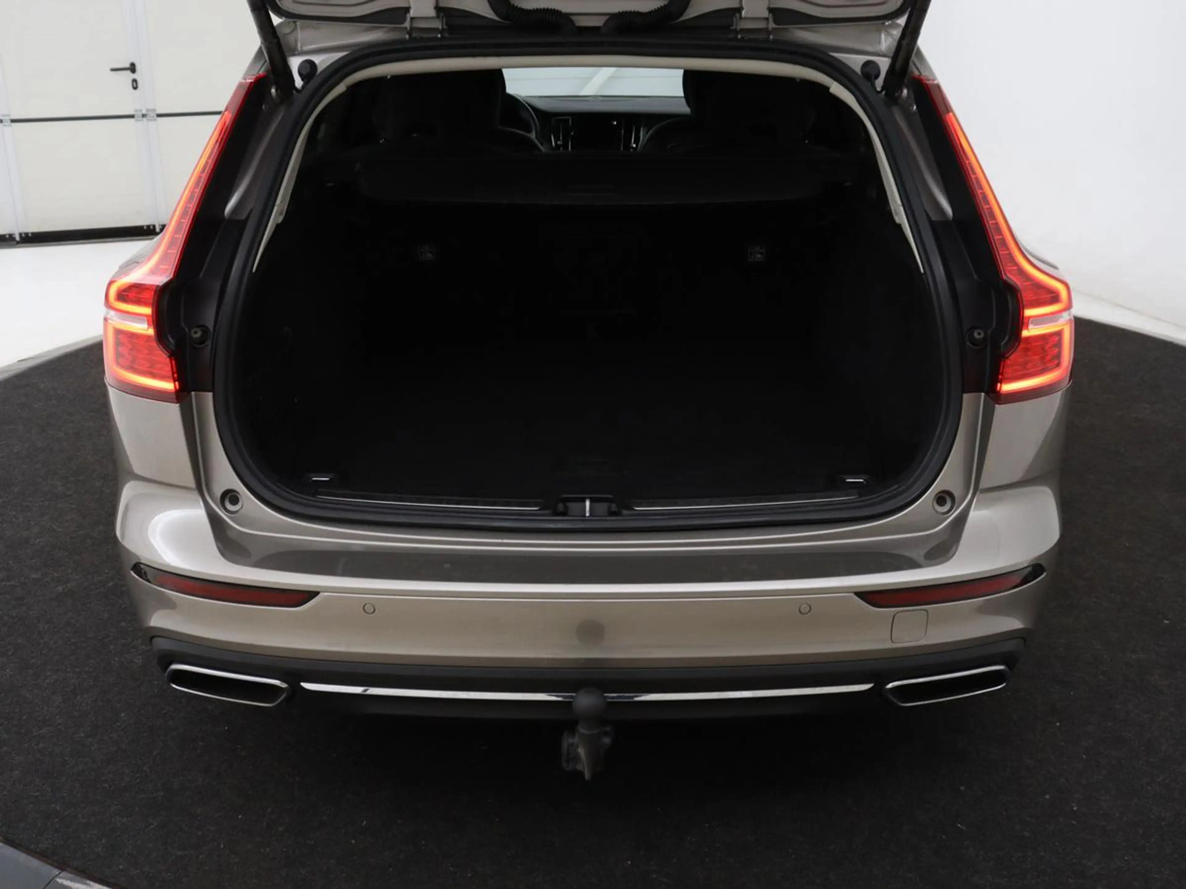 Volvo V60 2.0 T6 Recharge AWD Inscription | Trekhaak | SOH 8 — photo 11