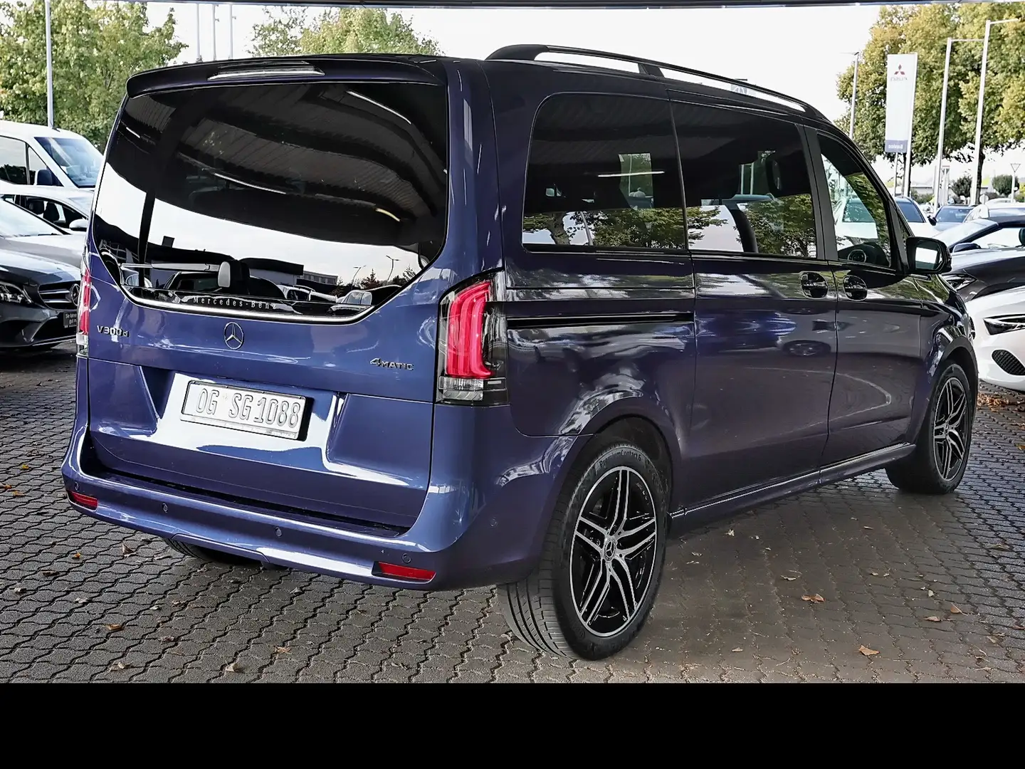 Mercedes-Benz V 300 d AV Komp. 3,2t 7Sitzer AMG AHK+360°+MBUX Blau - 2