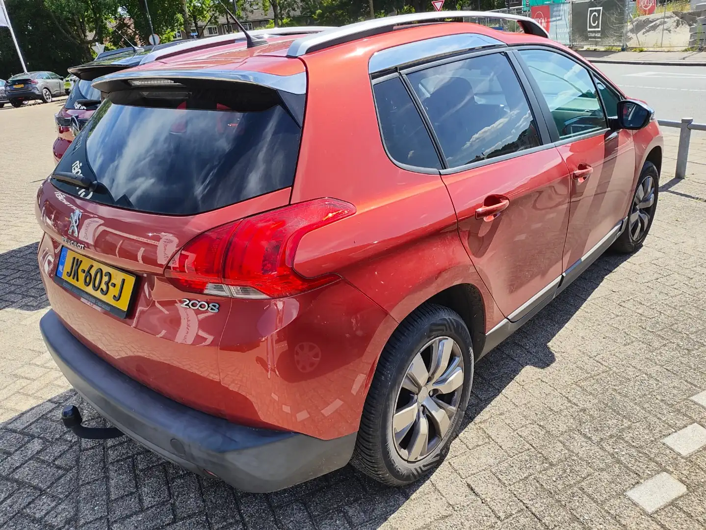 Peugeot 2008 1.2 PureTech Blue Lease | Airco | Bluetooth telefo Oranje - 2