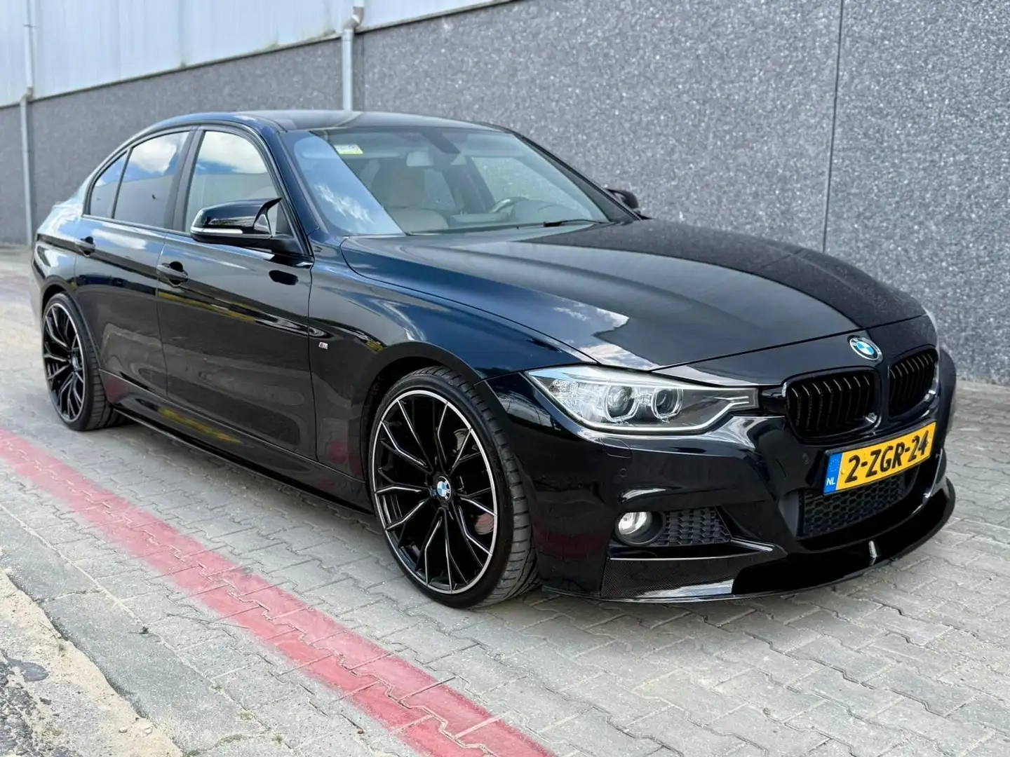 BMW 320 High Executive M-Pakket Zwart - 1