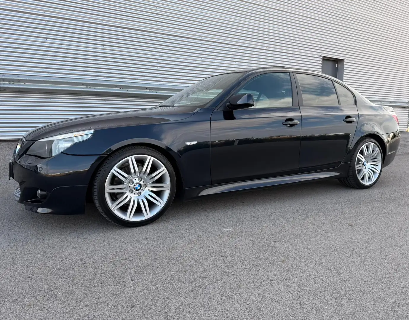 BMW 530 d Aut. M-Paket Schwarz - 2