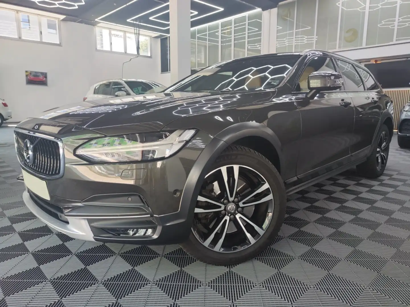 Volvo V90 Cross Country T5 Pro AWD Aut. 250 Grey - 1