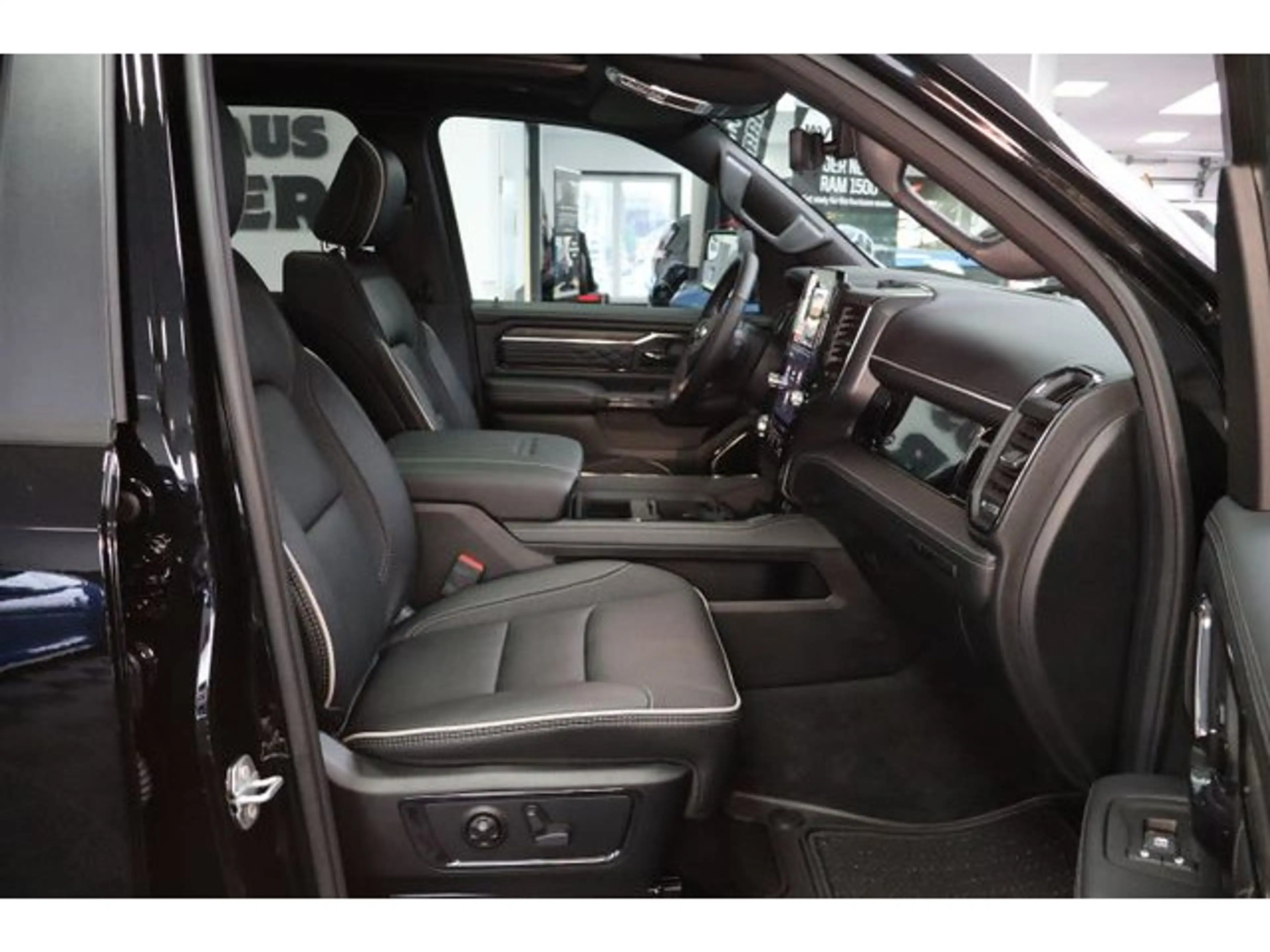 Dodge RAM Limited Night PANO HUD LUFTFEDERUNG NAVI — photo 15
