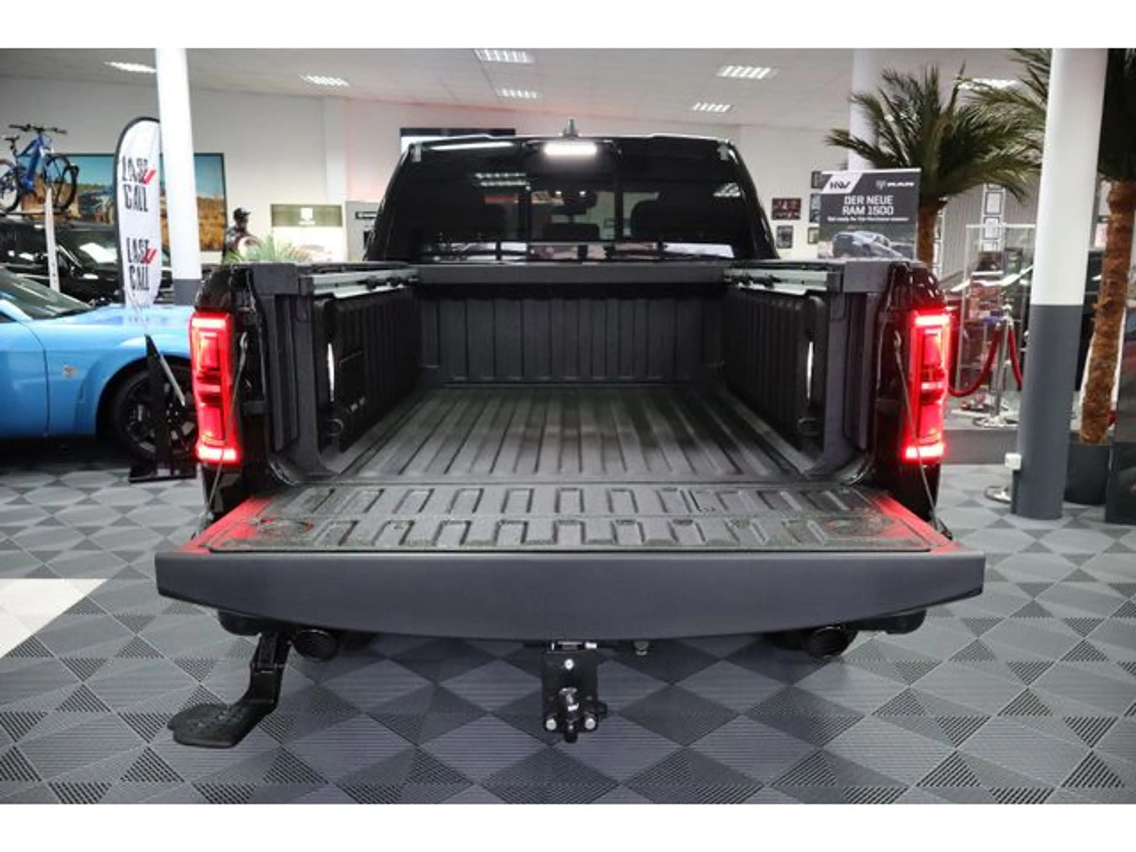 Dodge RAM Limited Night PANO HUD LUFTFEDERUNG NAVI — photo 7