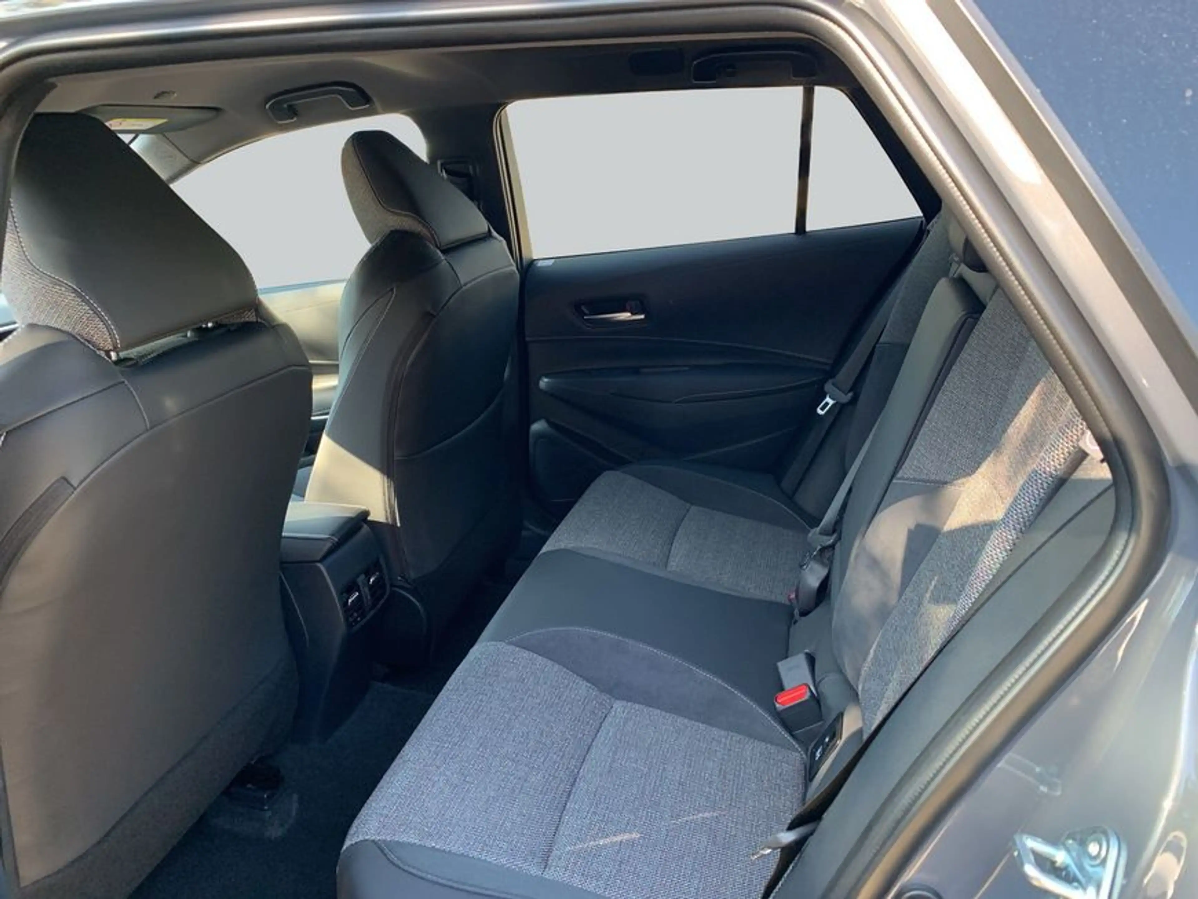 Toyota Corolla 1.8 Hybrid Touring Sports Teamplayer 72 kW — photo 11