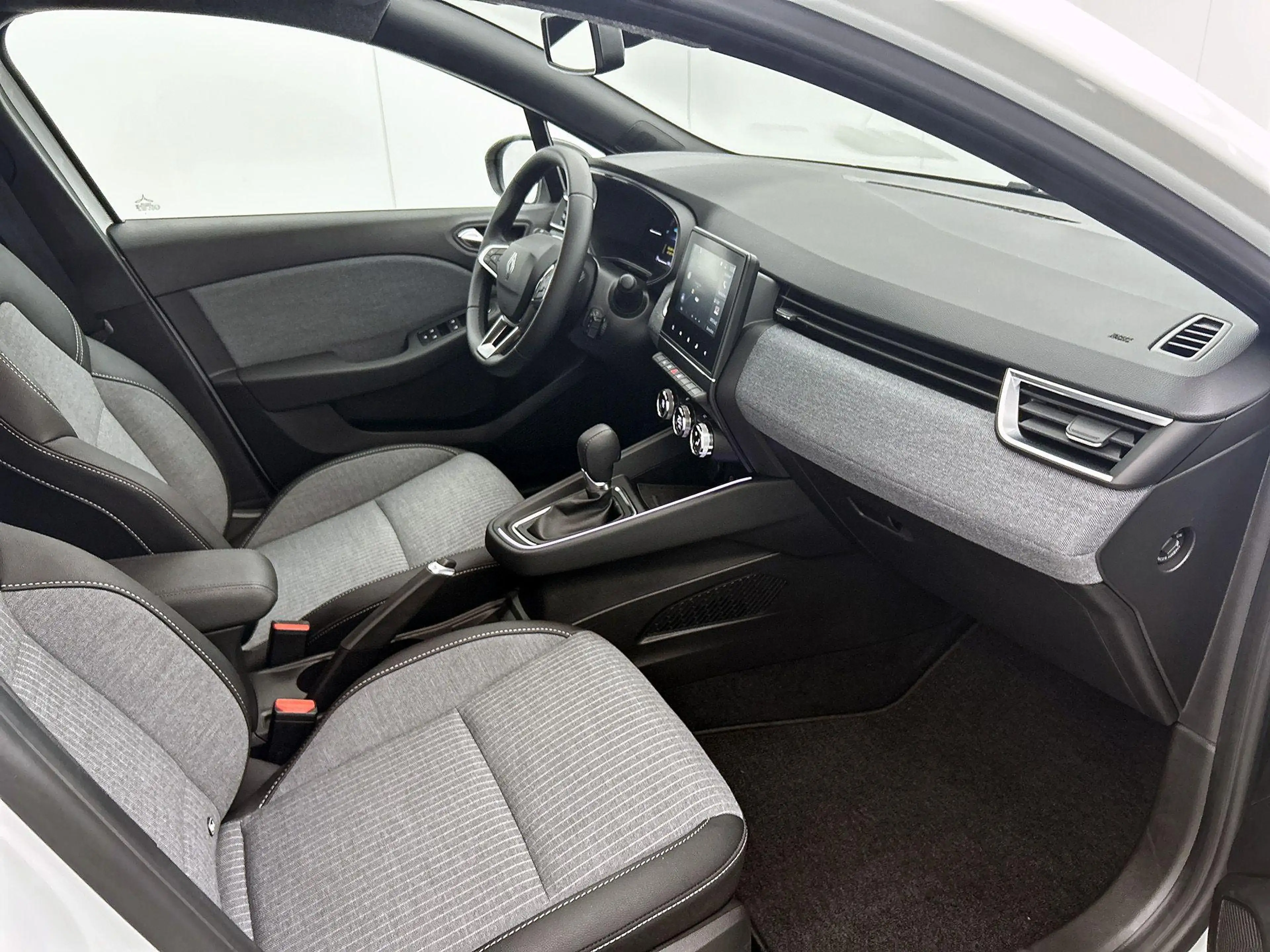 Renault Clio 1.6 E-Tech Full Hybrid 145 techno — photo 9