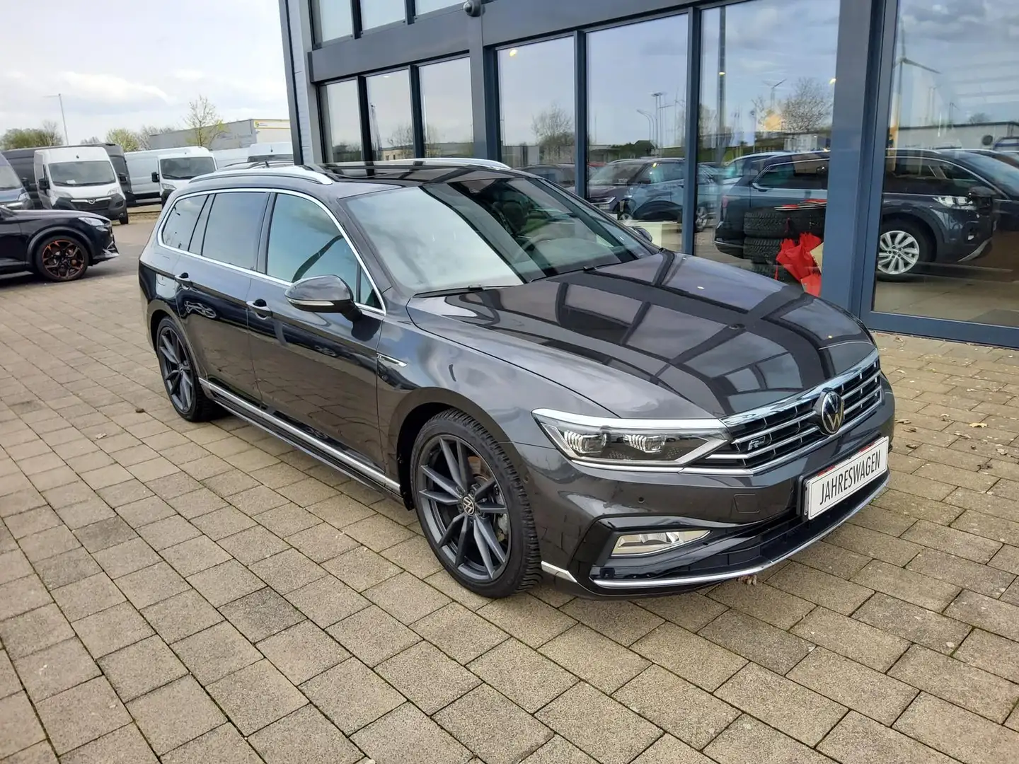 Volkswagen Passat Variant 2.0 TSI DSG Elegance R-Line / AHK Grijs - 2