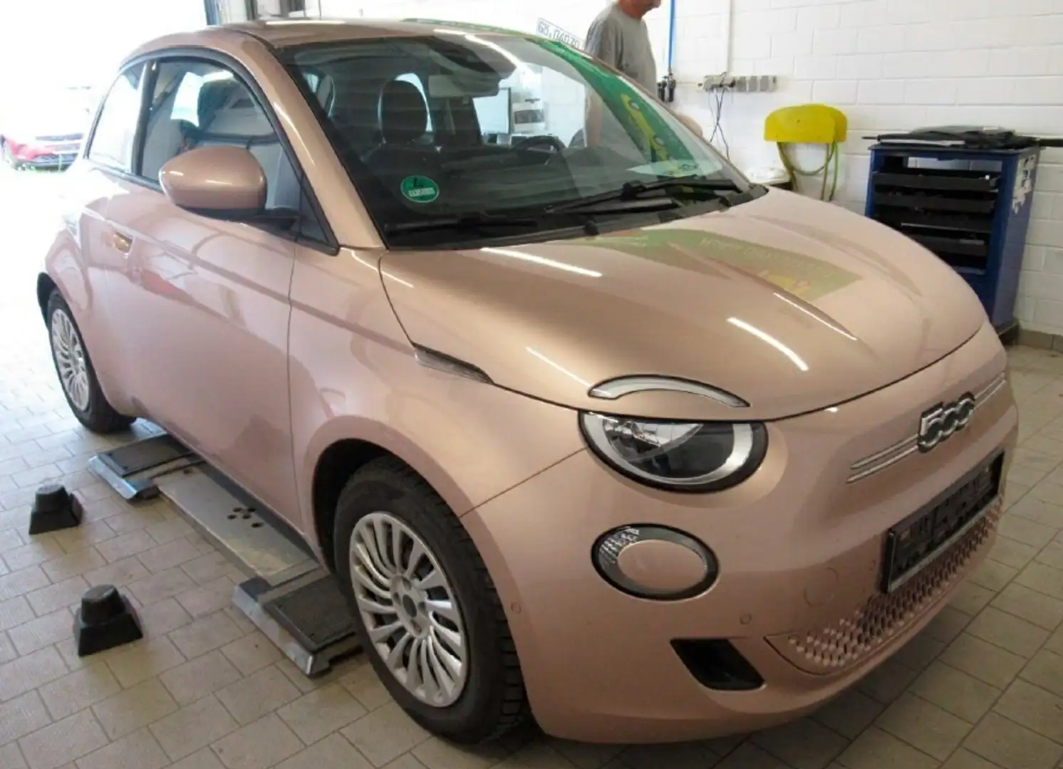 Fiat 500e 320Km Reichweite  Navi-PDC-Kamera-Allwetter Gold - 1