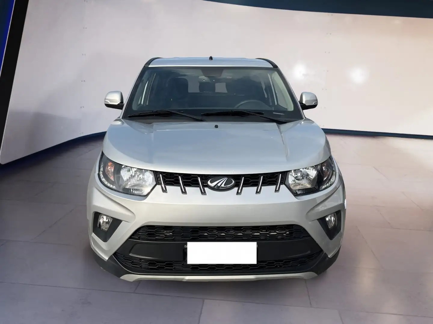 Mahindra KUV100 1.2 K8 m-bifuel Plateado - 1