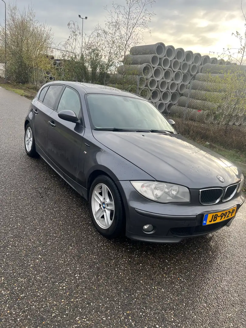 BMW 118 i Šedá - 1