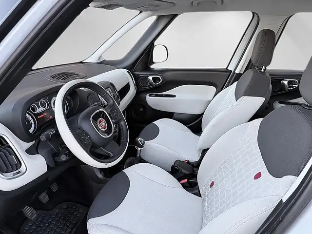 Fiat 500L view 7