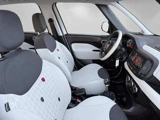 Fiat 500L view 8