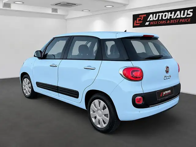 Fiat 500L view 3