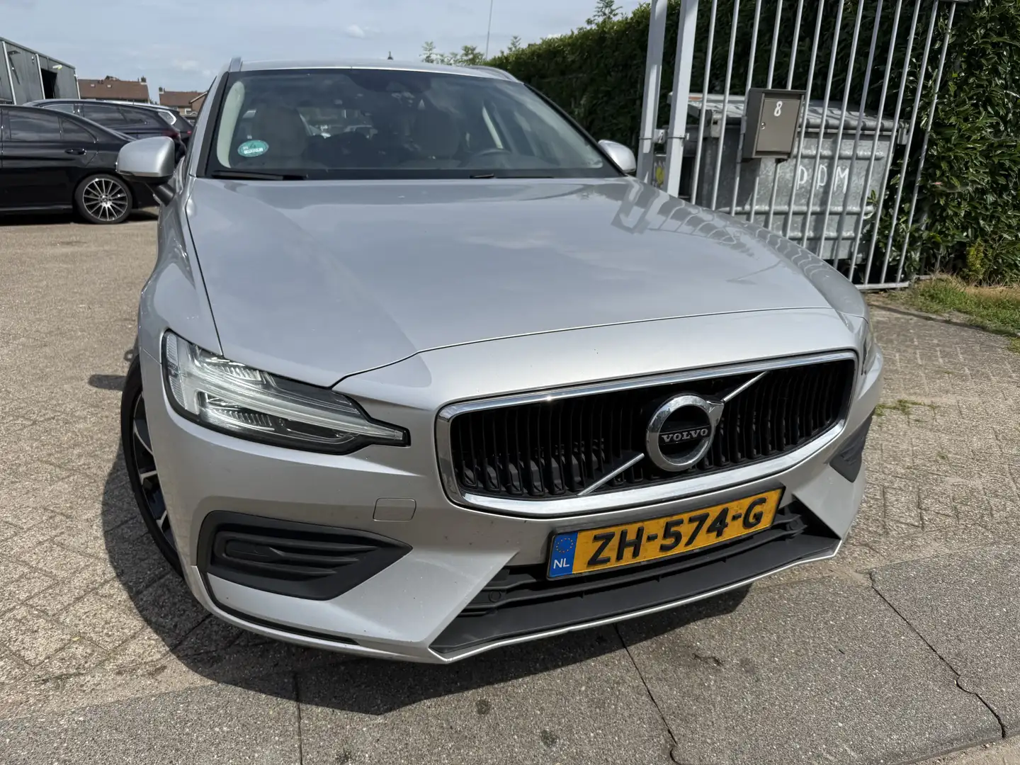 Volvo V60 2.0 D4 Momentum Grijs - 2