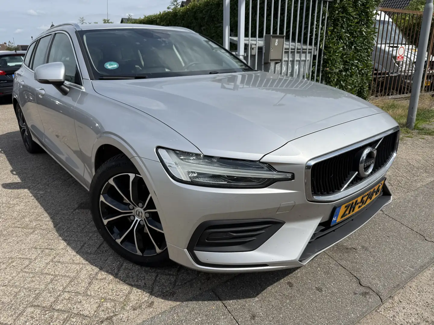 Volvo V60 2.0 D4 Momentum Grijs - 1