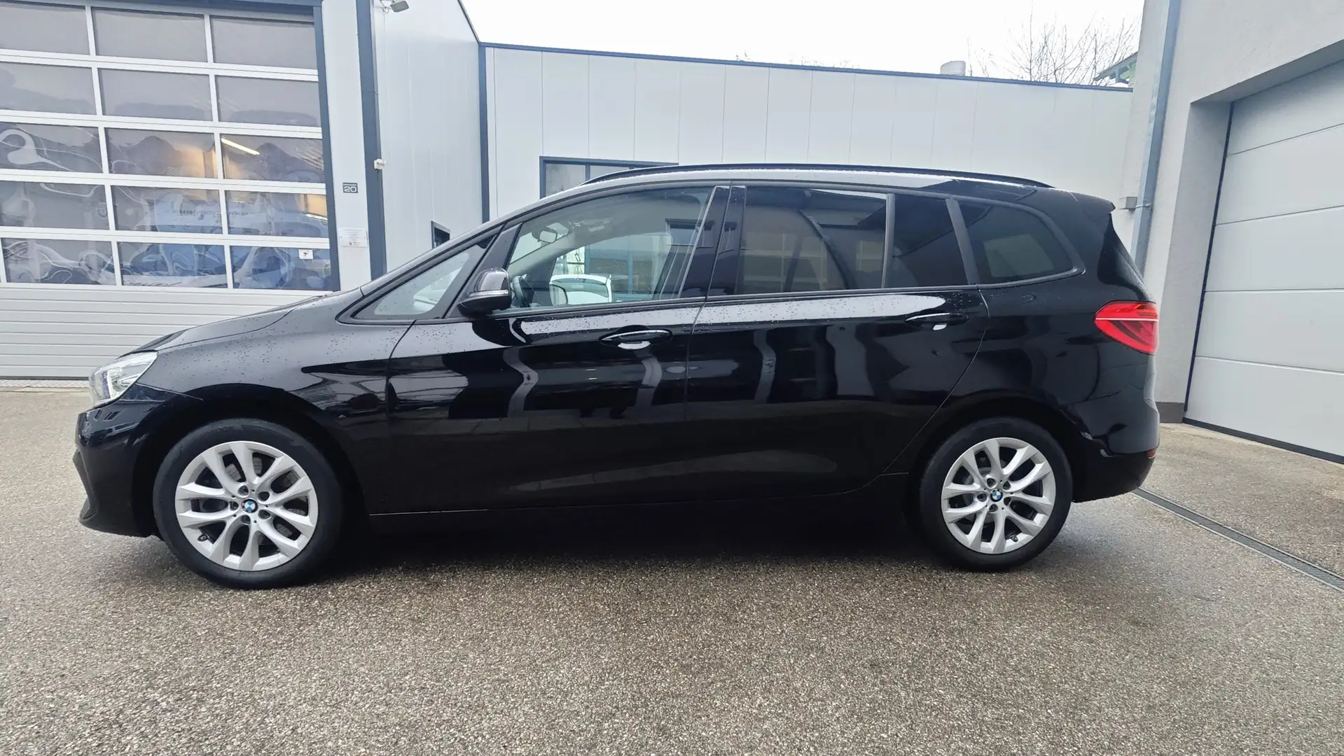 BMW 218 218d Advantage, Erstbesitz wenig KM NP€42.021,- Noir - 2