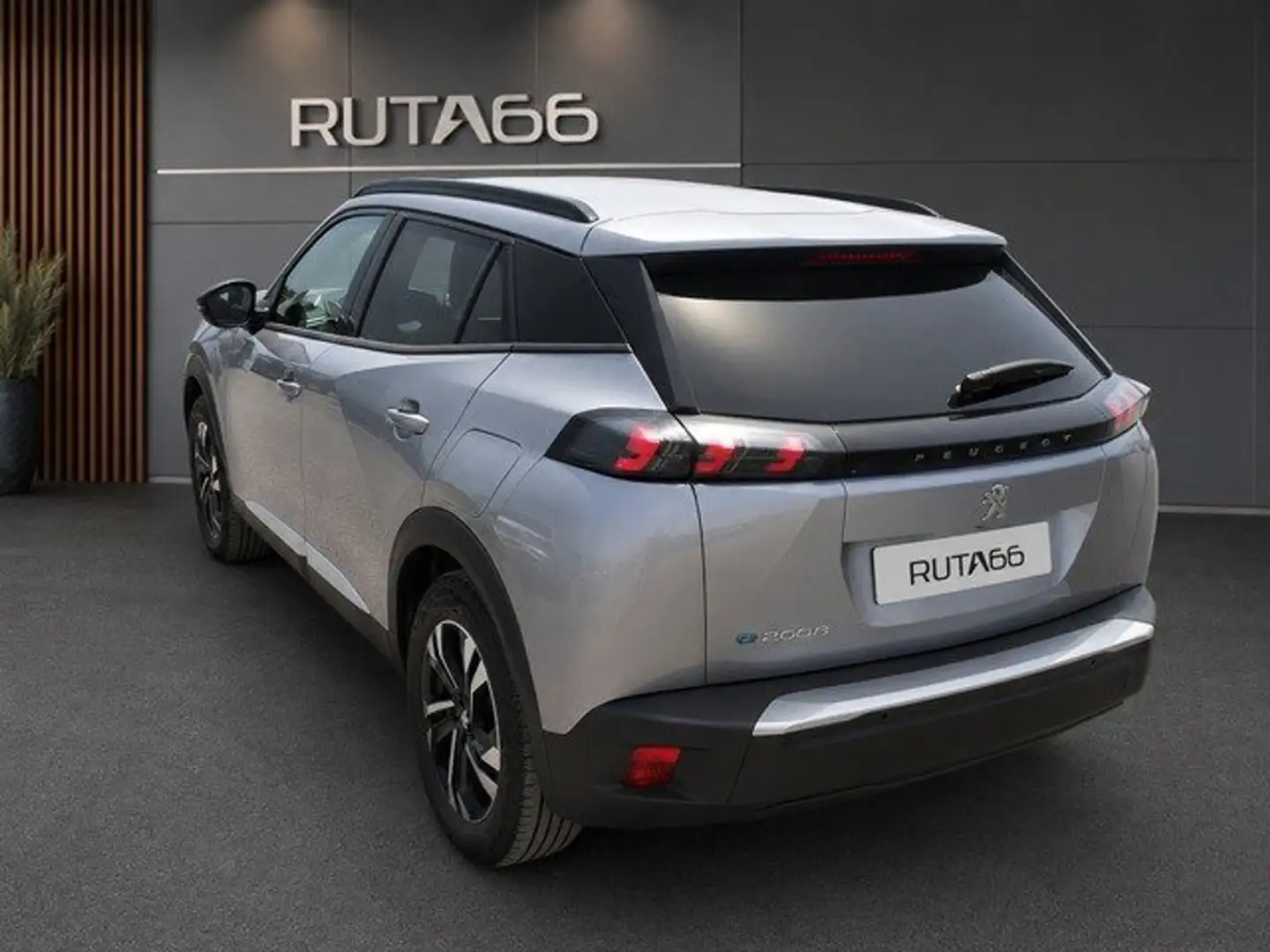 Peugeot 2008 Allure Pack Eléctrico 100kW Gris - 2