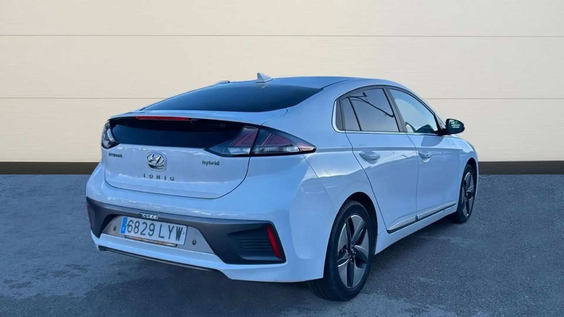 Hyundai IONIQ 1.6 GDI HEV TECNO DCT 141 5P Blanco - 2