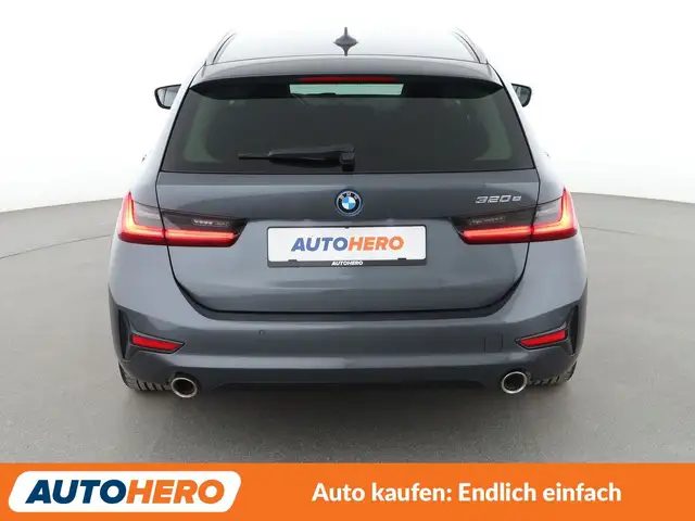 BMW 3 Series view 5