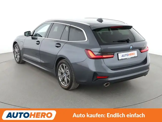 BMW 3 Series view 4