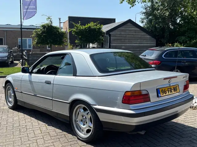 BMW 3 Series view 8