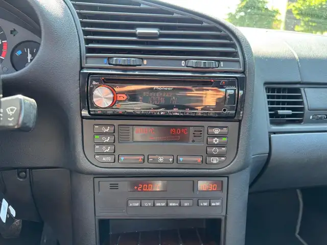 BMW 3 Series view 15