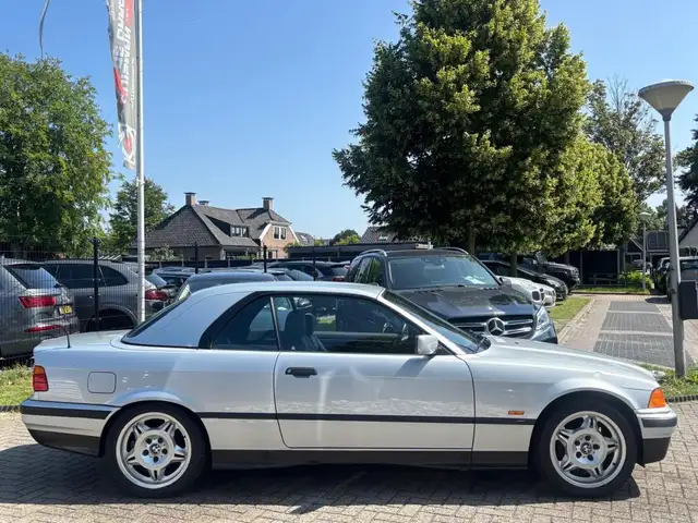 BMW 3 Series view 6
