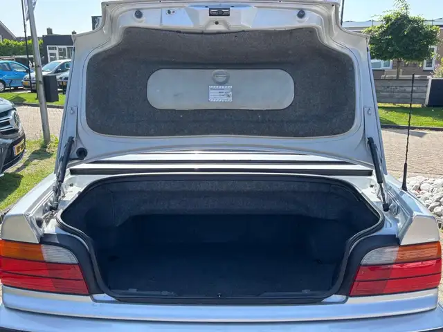 BMW 3 Series view 11