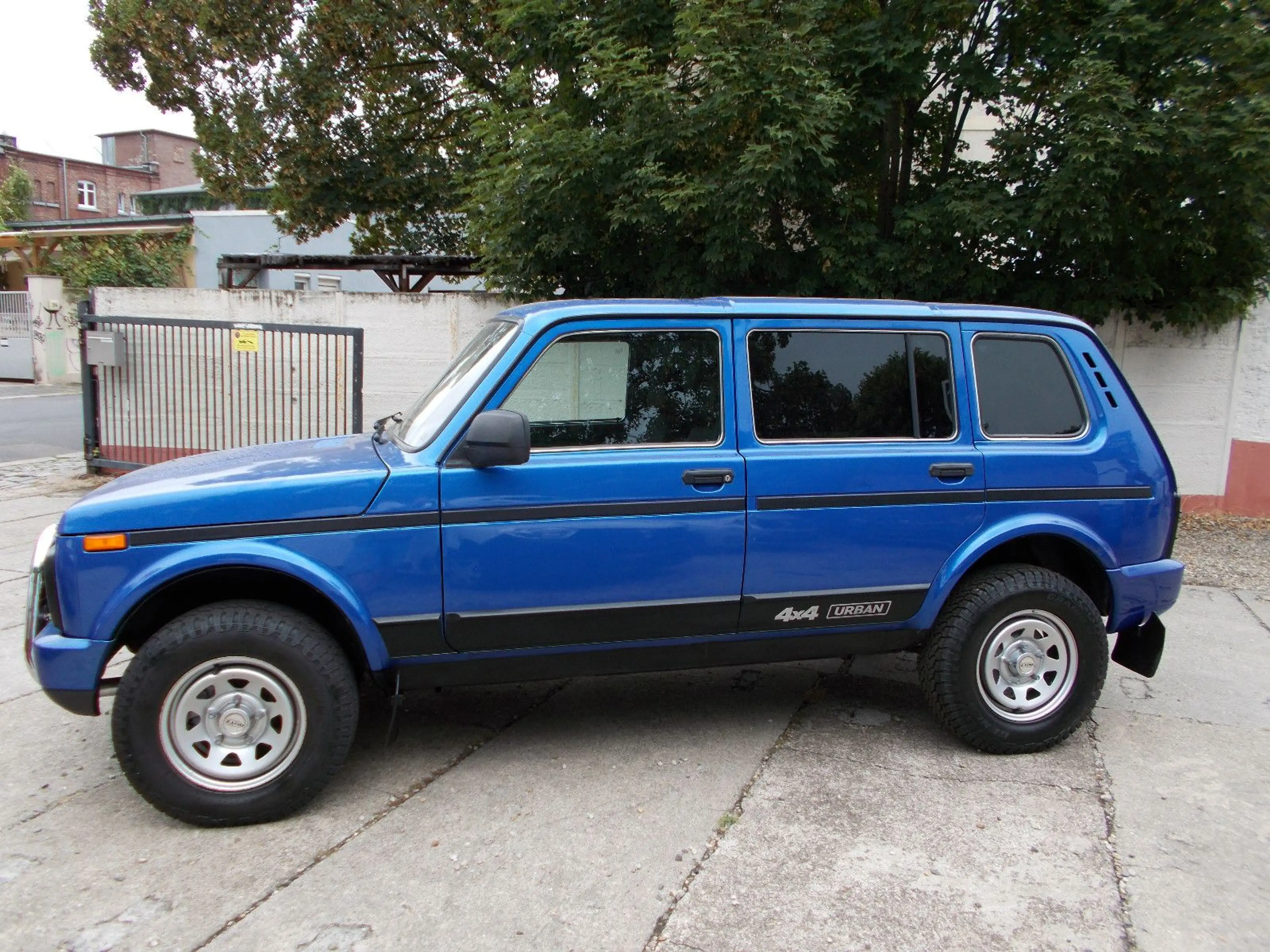 Lada Niva Urban 4x4*KLIMA*AHZV*SV*EU6*1.Hand*5TÜREN — photo 4
