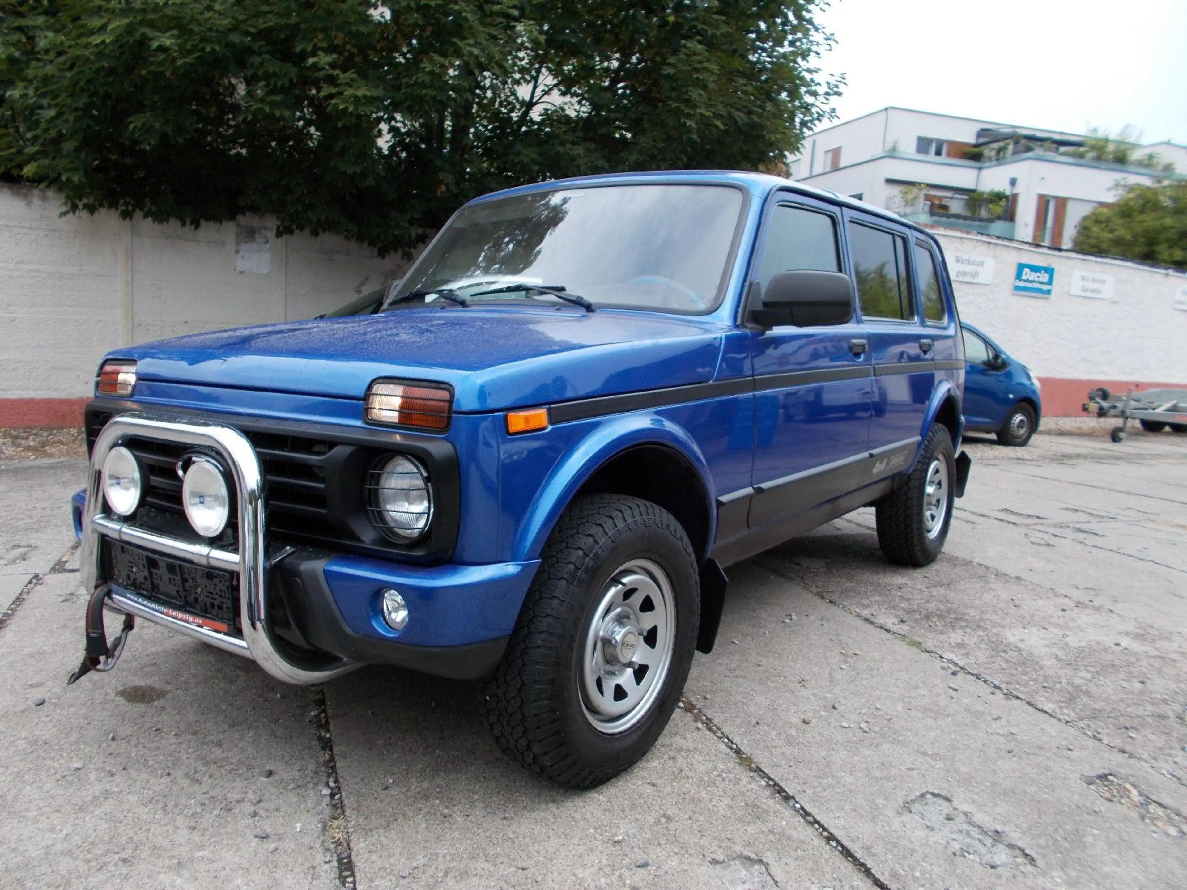 Lada Niva Urban 4x4*KLIMA*AHZV*SV*EU6*1.Hand*5TÜREN