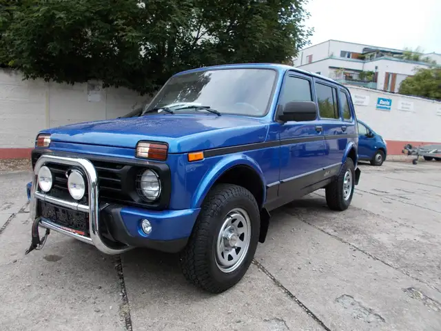Lada Niva Urban 4x4*KLIMA*AHZV*SV*EU6*1.Hand*5TÜREN